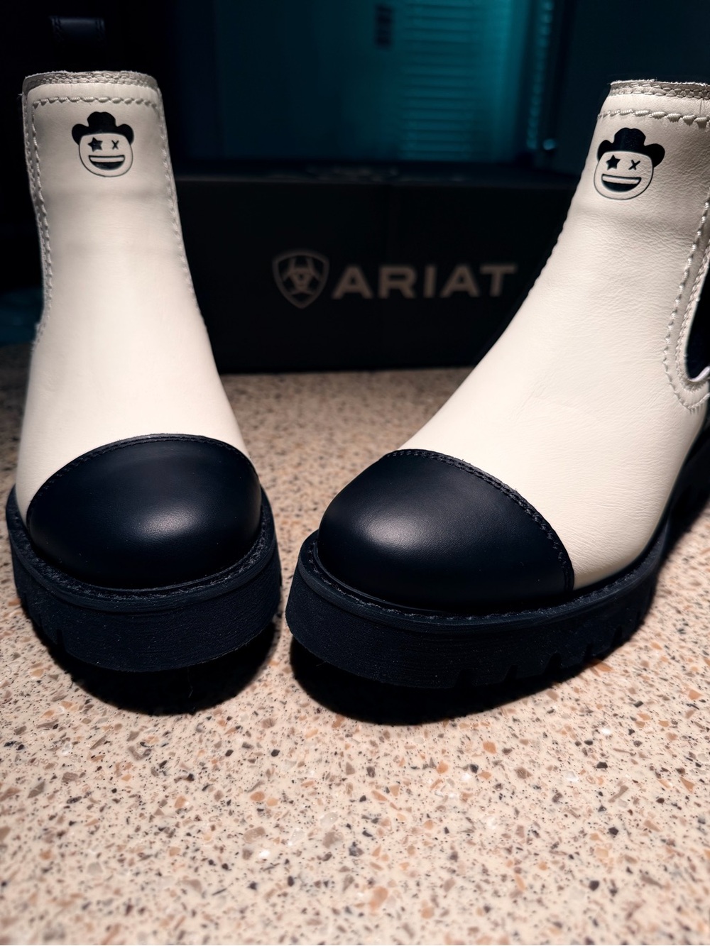 Ariat Womenโs Wexford Lug Milton Menasco